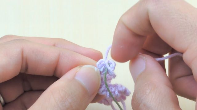 ダイソー刺繍糸で編むラベンダー　ボンドで花びらを茎につける